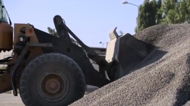 Tekerlek Yükleyicileri Kova Asfalt Fabrikasında Bir kepçe çakıl yükleme