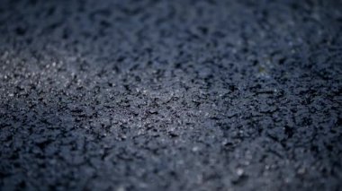 Taze asfalt bir yola su döküldü. 