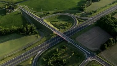 Hava Aracı, çok katlı kavşağın üzerinde uçuş görüntüsü verdi. 