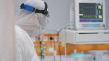 Doktor Coronavirus Hastalarını Ölçüyor Sıcaklık ve Not Alma