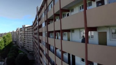 Kafkas Gençliği Şehir İçi Varoşlarda Yüksek Binalarda Yürüyor