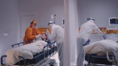 Doktor Koronavirüsten muzdarip Hastaya Oksijen Maskesi Takıyor