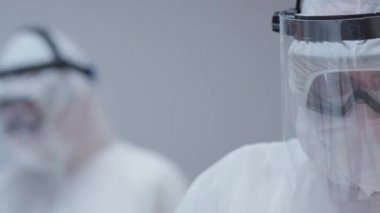 Koruyucu Takım Elbiseli Doktor Coronavirüs Hastalarının Parmağı Oximetre 'de