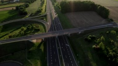 Hava Aracı, çok katlı kavşağın üzerinde uçuş görüntüsü verdi. 