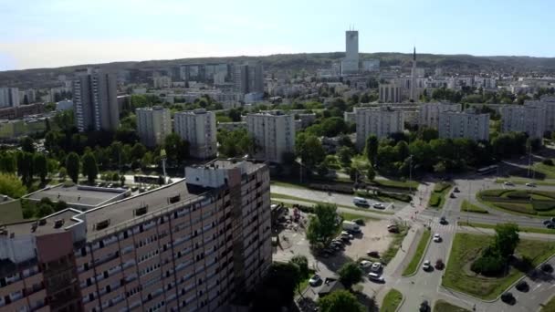 Вид на заброшенное жилое здание во внутреннем городе — стоковое видео