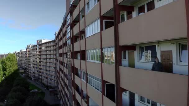 Кавказька молодь йде по високому підйому житлового коридору в нетрях внутрішнього міста — стокове відео