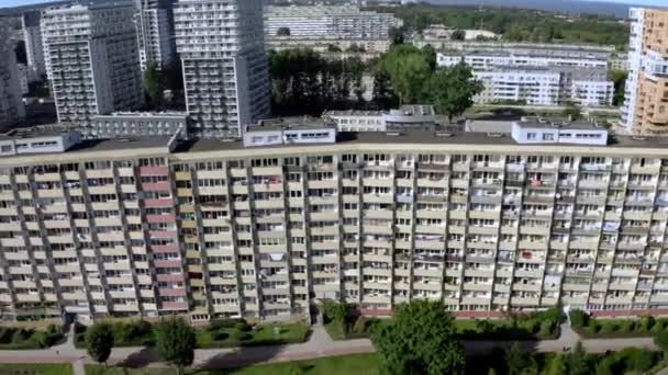 Vista aérea de un edificio residencial abandonado de la ciudad interior — Vídeo de stock
