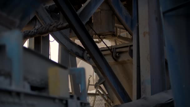 Asfaltı olan bir tramvay Bitumen fabrikasında ilerliyor. — Stok video