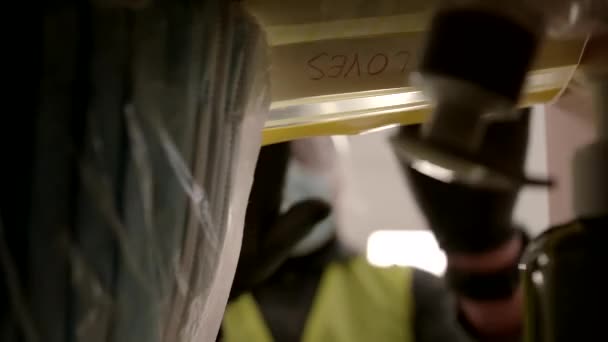 Ouvriers déballer un colis avec des articles de protection COVID-19 dans le centre d'exécution — Video