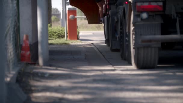 Um trabalhador da fábrica Tarmac está deixando seu caminhão e fechando a porta — Vídeo de Stock