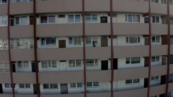 Vista de un edificio residencial abandonado de la ciudad interior — Vídeo de stock