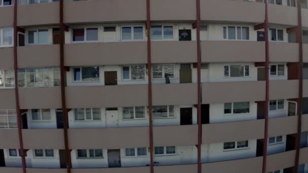 Widok na budynek mieszkalny Derelict Inner-City — Wideo stockowe