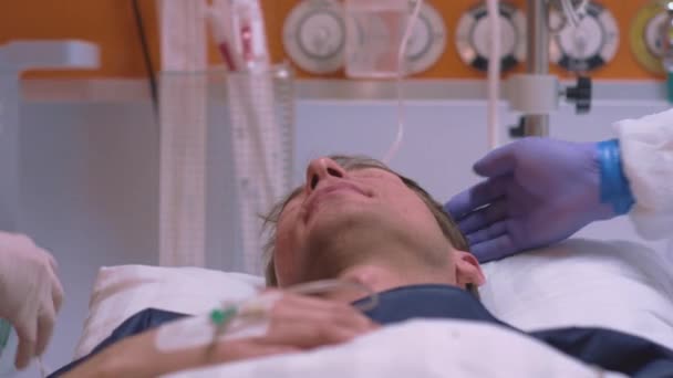 Médico poniéndose una máscara de oxígeno en el paciente que sufre de Coronavirus — Vídeo de stock