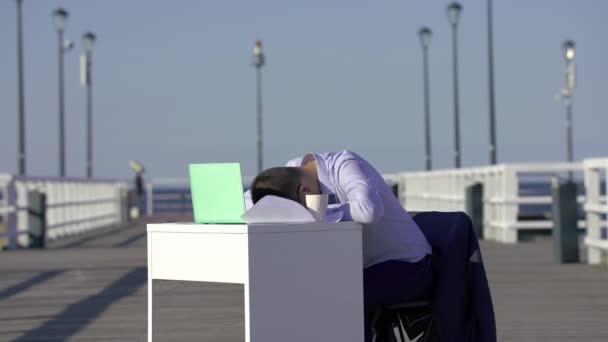 Jóképű üzletember felébredt az asztalán, miután szundított egyet, hogy boldog legyen. — Stock videók