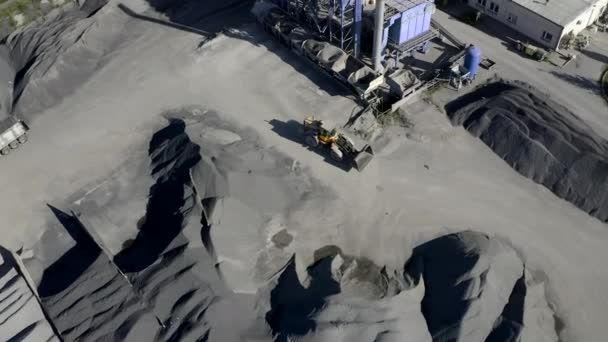 Drone Shot de la fábrica de asfalto con un cargador de ruedas amarillo — Vídeos de Stock