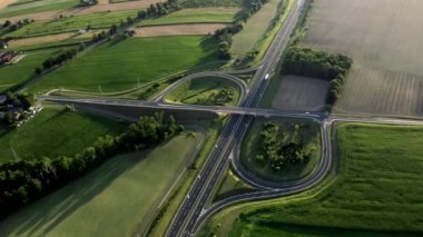 Hava Aracı, çok katlı kavşağın üzerinde uçuş görüntüsü verdi. 