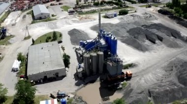 Yolların inşası için modern bir fabrikanın sanayi bölgesi