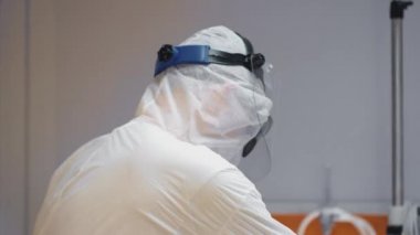 Coronavirus Hastalarının Sıcaklığını Ölçen Doktor