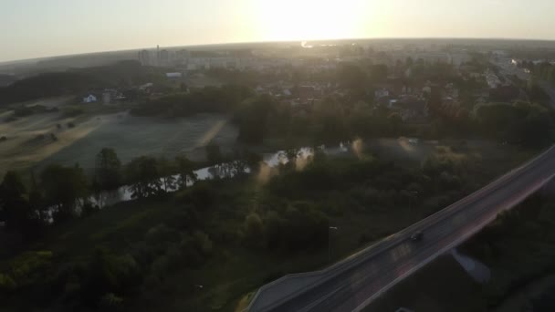 Aerial: Piękny wschód słońca nad małym mostem miejskim — Wideo stockowe