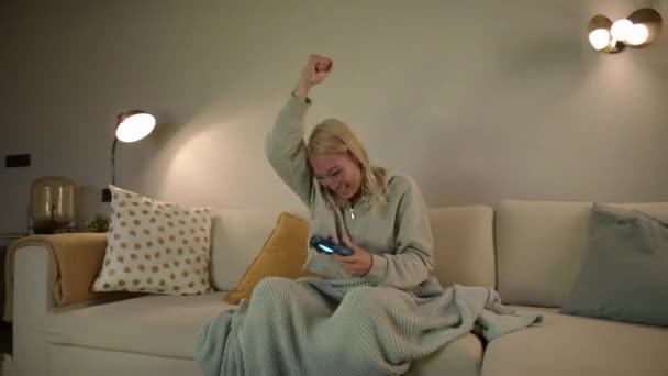 Overblij Pretty Zuidoost-Aziatische vrouw spelen van video games op een console en winnen — Stockvideo