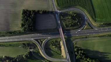 Yeşil Tarlalarla çevrili çok katlı kavşak yolunun üzerindeki uçuş.