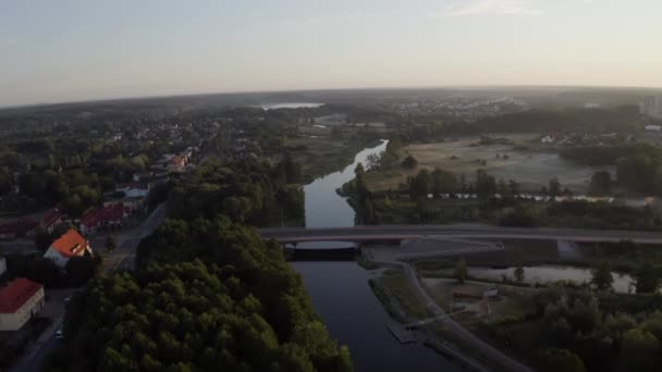 Antenne: Autos fahren über dreispurige Brücke über Long River — Stockvideo