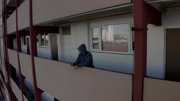 Jóvenes caucásicos fumando cigarrillo en edificio residencial de gran altura de la ciudad interior — Vídeo de stock