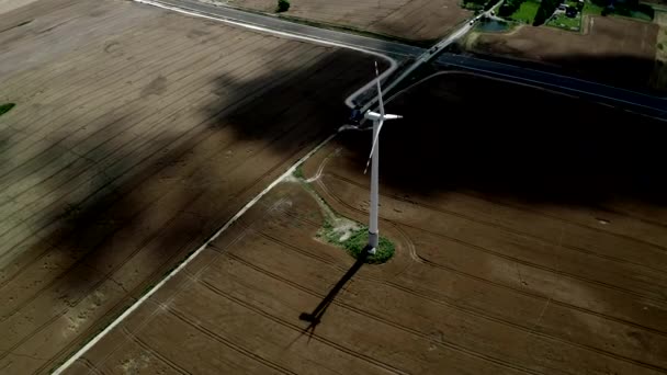 Volar por encima de la turbina eólica en un parque eólico Producción de energía en campo abierto de hierba — Vídeo de stock