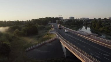 Sakin nehrin yukarısındaki Üç şeritli köprü Güzel Gündoğumuna karşı 