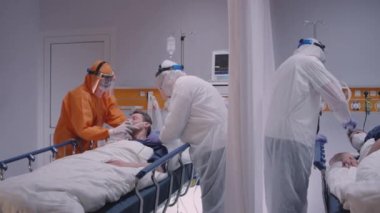 YavaşlaStencils - Doktor Koronavirüs Hastasına Oksijen Maskesi Takıyor