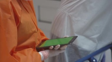 Coronavirus Hastalarını Ölçen Hemşire Sıcaklık ve Doktora Danışmanlık