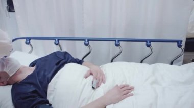 Doktor Coronavirus Hastalarını Ölçüyor Sıcaklık ve Not Alma