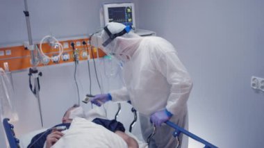 Coronavirus Hastalarını Ölçen Hemşire Sıcaklık ve Doktora Danışmanlık