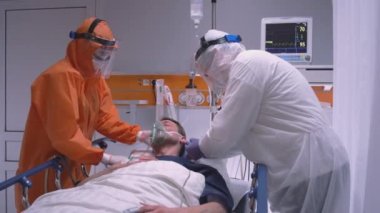 Yavaş- Doktor Oksijen Maskesi Takıyor Hasta Coronavirüs Hastası