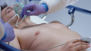 Slowmo - Koruyucu Takım Elbiseli Doktorlar ECG 'yi Coronavirus Hastasına Bağlıyor