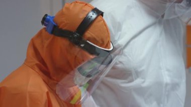 Coronavirus Hastalarını Ölçen Hemşire Sıcaklık ve Doktora Danışmanlık