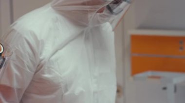 Coronavirus Hastalarını Ölçen Hemşire Sıcaklık ve Doktora Danışmanlık