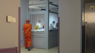 Yavaş - Doktor Coronavirüs hastalarıyla tecrit odasına girdi