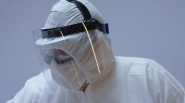 Slowmo - Koruyucu Takım Elbiseli Doktorlar ECG 'yi Coronavirus Hastasına Bağlıyor