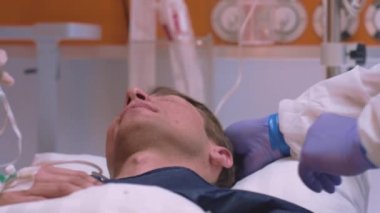 YavaşlaStencils - Doktor Koronavirüs Hastasına Oksijen Maskesi Takıyor