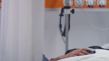 Korunma giysisindeki doktor Coronavirus hastalarının kan basıncını ölçüyor.