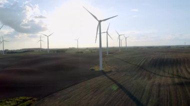 Rüzgâr Türbinleri Açık Çayırda Temiz Yeşil Enerji üretiyor