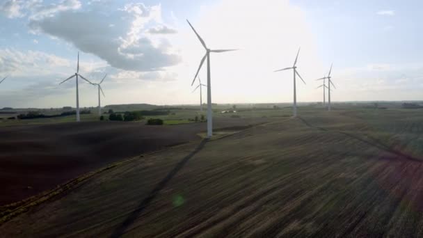 Windkraftanlagen in einem Windpark erzeugen saubere grüne Energie auf offenem Grasfeld — Stockvideo