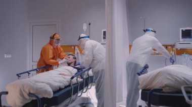 YavaşlaStencils - Doktor Koronavirüs Hastasına Oksijen Maskesi Takıyor