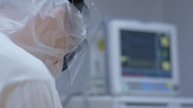Slowmo - Koruyucu Takım Elbiseli Doktorlar ECG 'yi Coronavirus Hastasına Bağlıyor