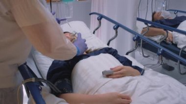 YavaşlaStencils - Doktor Koronavirüs Hastasına Oksijen Maskesi Takıyor