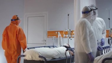 Turuncu Giysili Doktor Coronavirüs Hastaları Kalp İzleyicisini Çalıştırıyor