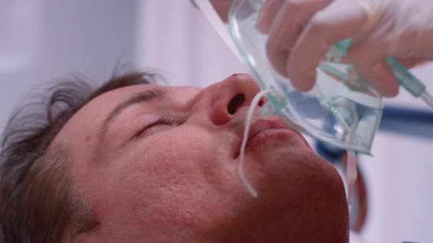 Slowmo - Dokter zetten op zuurstofmasker op patiënt lijden aan het Coronavirus — Stockvideo