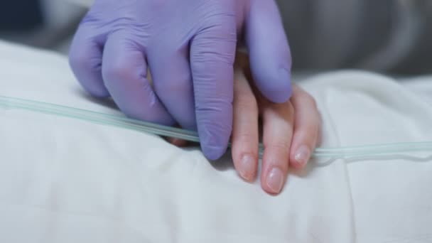 Slowmo - Dokter zet op Oximeter op Coronavirus patiënten Vinger — Stockvideo