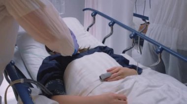 YavaşlaStencils - Doktor Koronavirüs Hastasına Oksijen Maskesi Takıyor